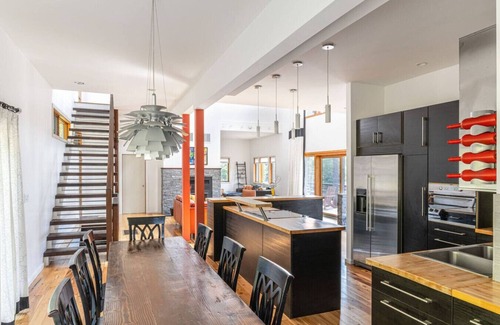 New Kingston House | Spacious Modern Retreat | Sleek Style with Stunning View