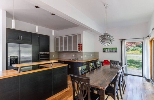 New Kingston House | Spacious Modern Retreat | Sleek Style with Stunning View