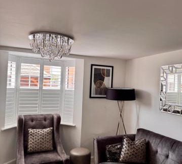 Ebbsfleet Valley House | Spacious Modern Retreat - 4 Bedrooms, Private Garden & Free Parking