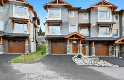 Sun Peaks House | Spacious Modern Ski-in Ski-out with Hot Tub Townhouse