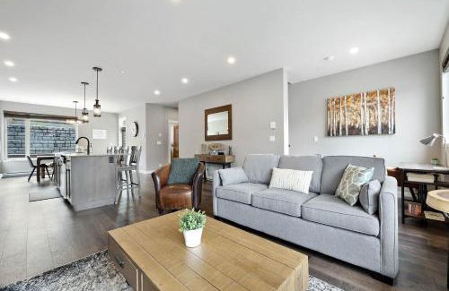 Sun Peaks House | Spacious Modern Ski-in Ski-out with Hot Tub Townhouse