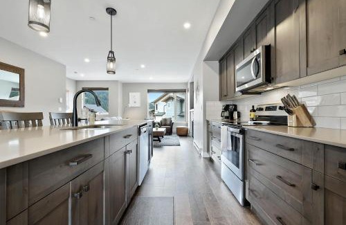 Sun Peaks House | Spacious Modern Ski-in Ski-out with Hot Tub Townhouse