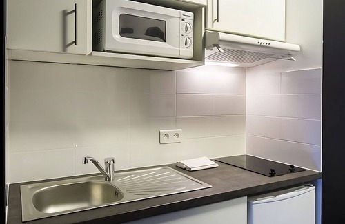 Dijon Hotel | Spacious, Modern Stay Ideal for Academic Dijon Visits | Suite w/Kitchenette