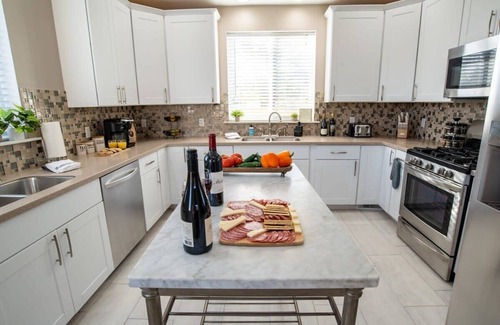 Bloomington House | Spacious Modern Victorian: 3BR Main Unit