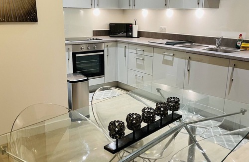 Finsbury Park Apartment | Spacious Modern Well-furnished 2 bdrm flat, 2 mins from train station, 4-5 pple