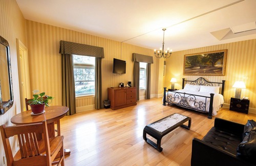 Shawnee On Delaware Hotel | Spacious Mountain Retreat | Ideal Room for a Calm & Scenic Getaway
