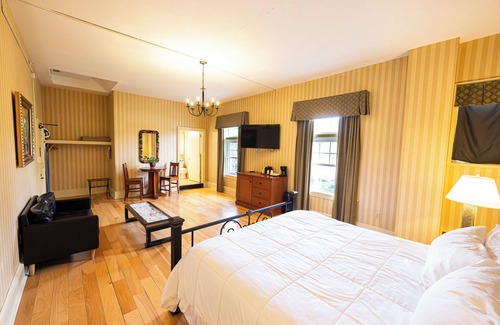 Shawnee On Delaware Hotel | Spacious Mountain Retreat | Ideal Room for a Calm & Scenic Getaway