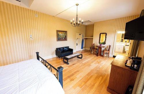 Shawnee On Delaware Hotel | Spacious Mountain Retreat | Ideal Room for a Calm & Scenic Getaway