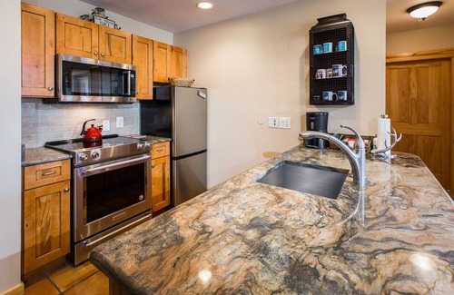 Copper Mountain Village Condo | Spacious, Mountain Chic, Close to Ski Lift 1 bedroom