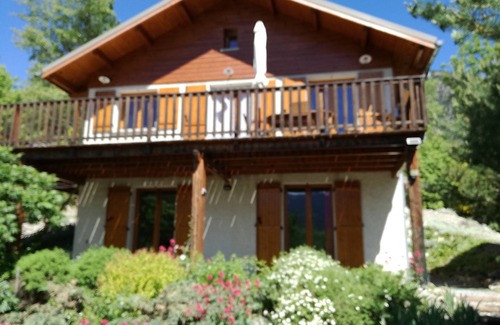 Jausiers Ski Chalet | Spacious mountain chalet for families. Walks, skiing, mountain biking, whitewater, golf