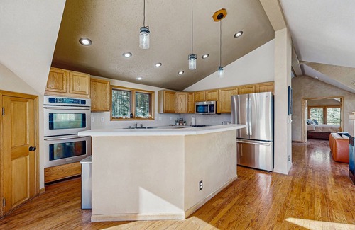 Telluride House | Spacious mountain getaway with large deck and amazing views