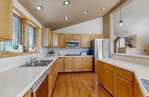 Telluride House | Spacious mountain getaway with large deck and amazing views