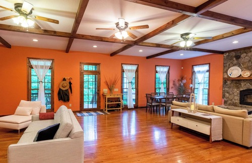 Almond Condo | Spacious Mountain Retreat w/ Stunning Views near Bryson City and Fontana Lake