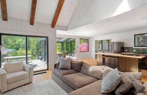 Moscow House | Spacious Mountain Retreat set on 7 acres & Pond