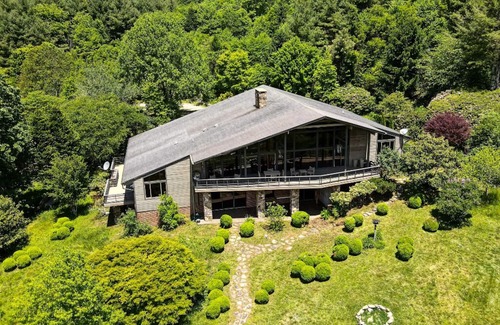 Independence House | SPACIOUS Mountain Home on 250 Acres of outdoor fun! W/Hot tub and Barrel Sauna