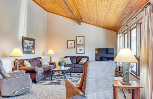 Gatlinburg - Pigeon Forge House | Spacious Mountain-View Home 13 Mi to GSMNP!