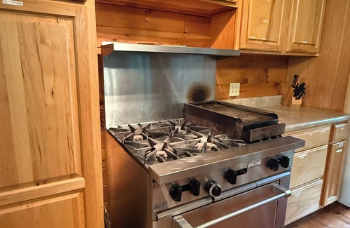 Mifflinburg Cabin | Spacious Mt. cabin offering a perfect blend of rustic charm and modern comfort.