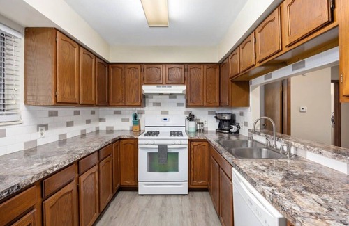 Rockford House | Spacious multi-unit retreat in Rockford