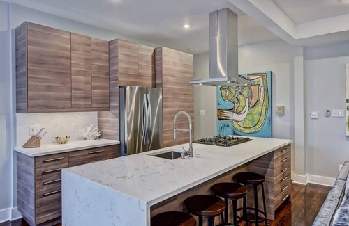 Cherry Condo | Spacious Myers Park 2BR King Condo | Sunroom