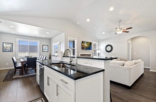 Nampa House | Spacious Nampa Stay | Minutes to Lake, Golf Course, Dining, Shops & I-84