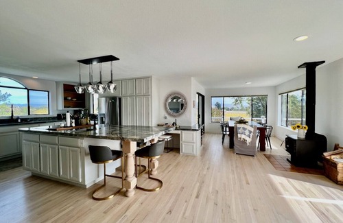 Napa House | Spacious Napa Valley home set amongst the vineyards with resort-style amenities