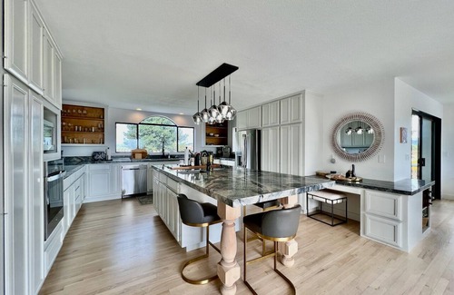Napa House | Spacious Napa Valley home set amongst the vineyards with resort-style amenities