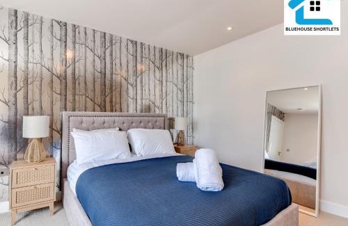 Kemptown House | Spacious near Seafront with Parking By Bluehouse Short Lets Brighton