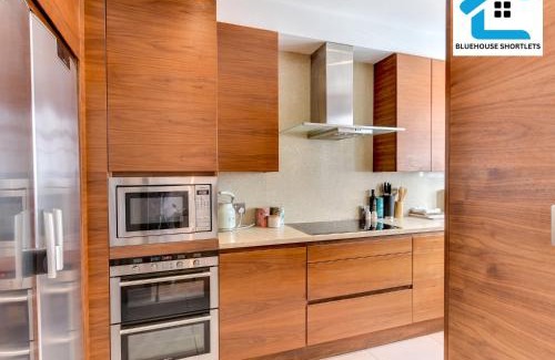 Kemptown House | Spacious near Seafront with Parking By Bluehouse Short Lets Brighton