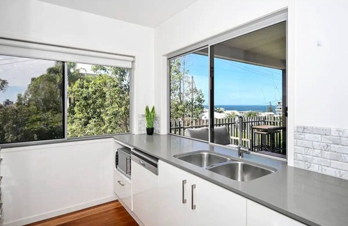 Kings Beach Apartment | Spacious New 2 bedroom Kings Beach Townhouse ZF2