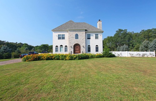 Peconic House | Spacious New 4 Bedroom Home With Pool on 2 Acre Property