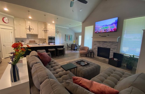 Norman House | Spacious new 4-bedroom house with jetted tub, large backyard and outdoor TV
