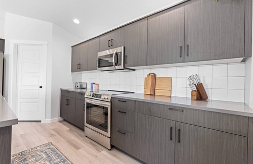 Meridian House | Spacious New 4BR - Single Level Home - Pool Access