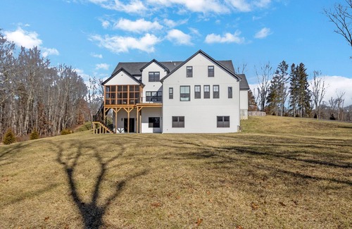 Poughkeepsie House | Spacious New Luxurious holiday house in lovely Hudson Valley