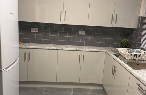 Havering House | Spacious, Newly Decorated 4bedroom Family House in a quiet residential area