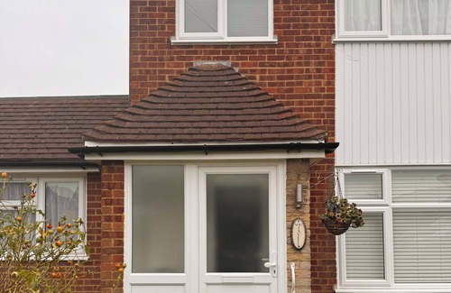 Havering House | Spacious, Newly Decorated 4bedroom Family House in a quiet residential area