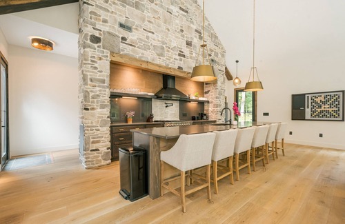 Oakland House | Spacious newly renovated home w/private hot tub, patio & firepit