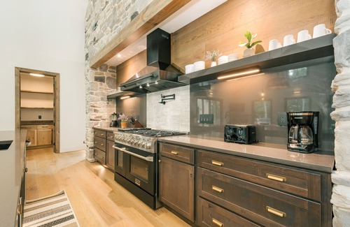 Oakland House | Spacious newly renovated home w/private hot tub, patio & firepit