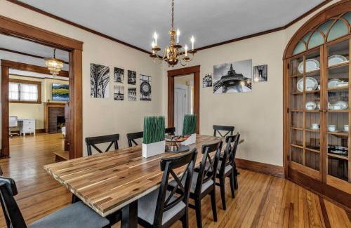 Niagara Falls House | Spacious Niagara Falls Air Conditioning Parking Steam Shower