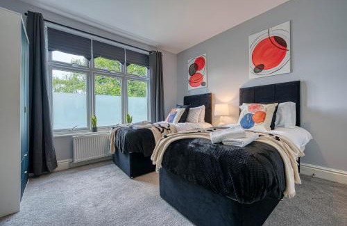 Mapperley Apartment | Spacious Nottingham Abode - Sleeps 16