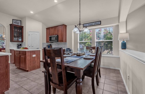 Euless House | Spacious Oasis 4-bedroom home set up for traveling with kids, in ❤️ of DFW