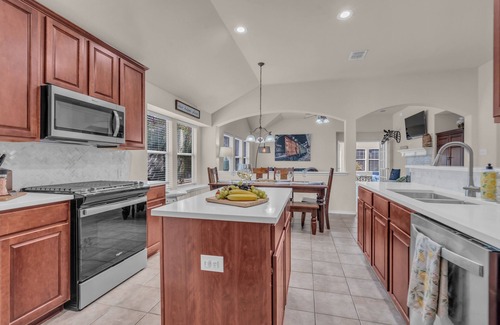 Euless House | Spacious Oasis 4-bedroom home set up for traveling with kids, in ❤️ of DFW