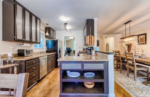 Fetters Hot Springs-Agua Caliente House | Spacious Oasis, Backyard Rose Garden Hot Tub 3BR/2BA. 5 mins to vineyards!
