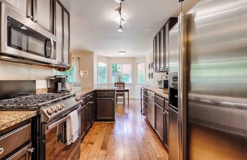 Fetters Hot Springs-Agua Caliente House | Spacious Oasis, Backyard Rose Garden Hot Tub 3BR/2BA. 5 mins to vineyards!