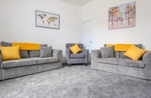 Morley House | Spacious Oasis - Perfect for Large FamiliesGroups Pass The Keys