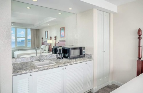 Kahului Hotel | Spacious Oceanfront Suite | Perfect for Romantic Retreat w/Pool Access