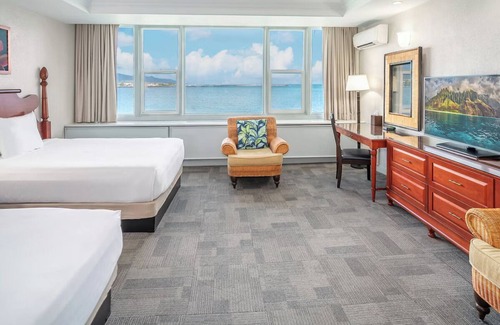 Kahului Hotel | Spacious Oceanfront Suite | Perfect for Romantic Retreat w/Pool Access