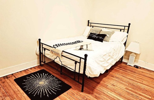 Newtonville Apartment | Spacious Old English style with a modern theme