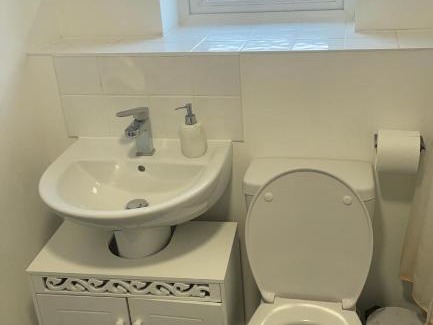 Burghfield Apartment | Spacious One Bedroom Apartment