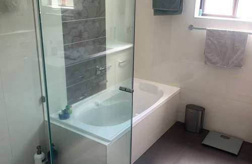 Dee Why Apartment | Spacious one bed apartment, short walk to the beach and transport.