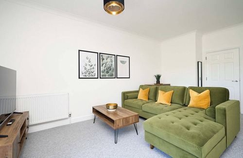 Bonchurch Apartment | Spacious One Bed Apt With Scenic Views